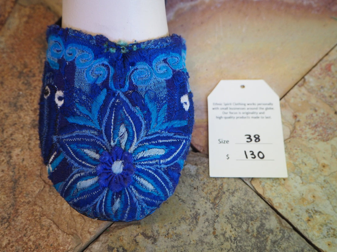 blue bords and blue flower